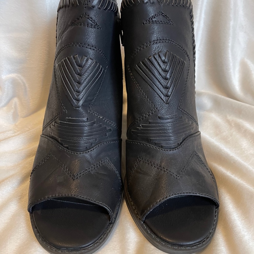 Francesca’s Collection Open Toe Bootie - Picture 2 of 6